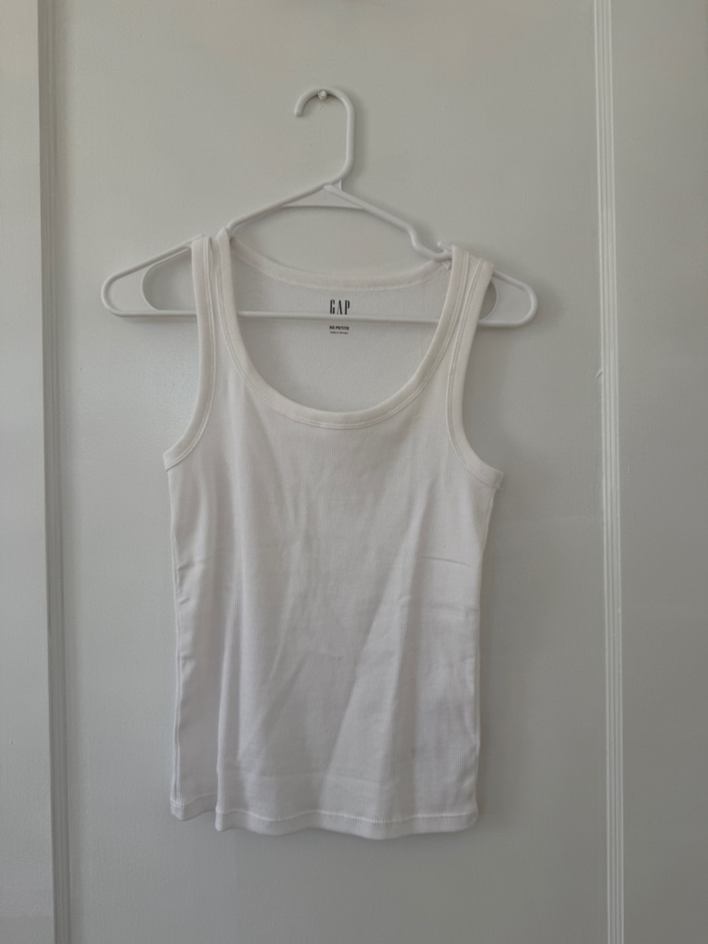 GAP Rib Scoop Tank Top - Picture 2 of 3